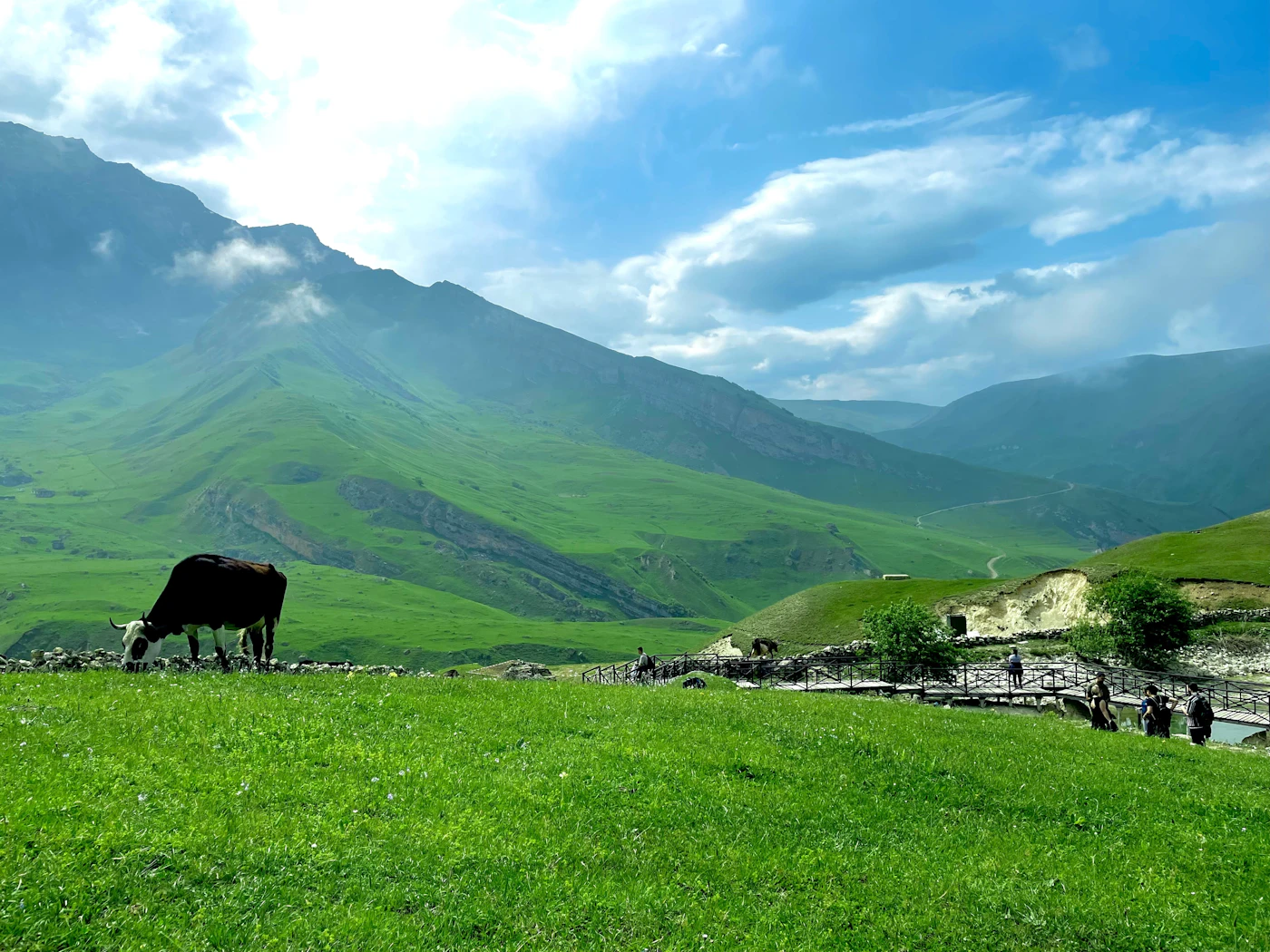 Azerbaycan'da beyaz bulutların altında yeşil dağlar