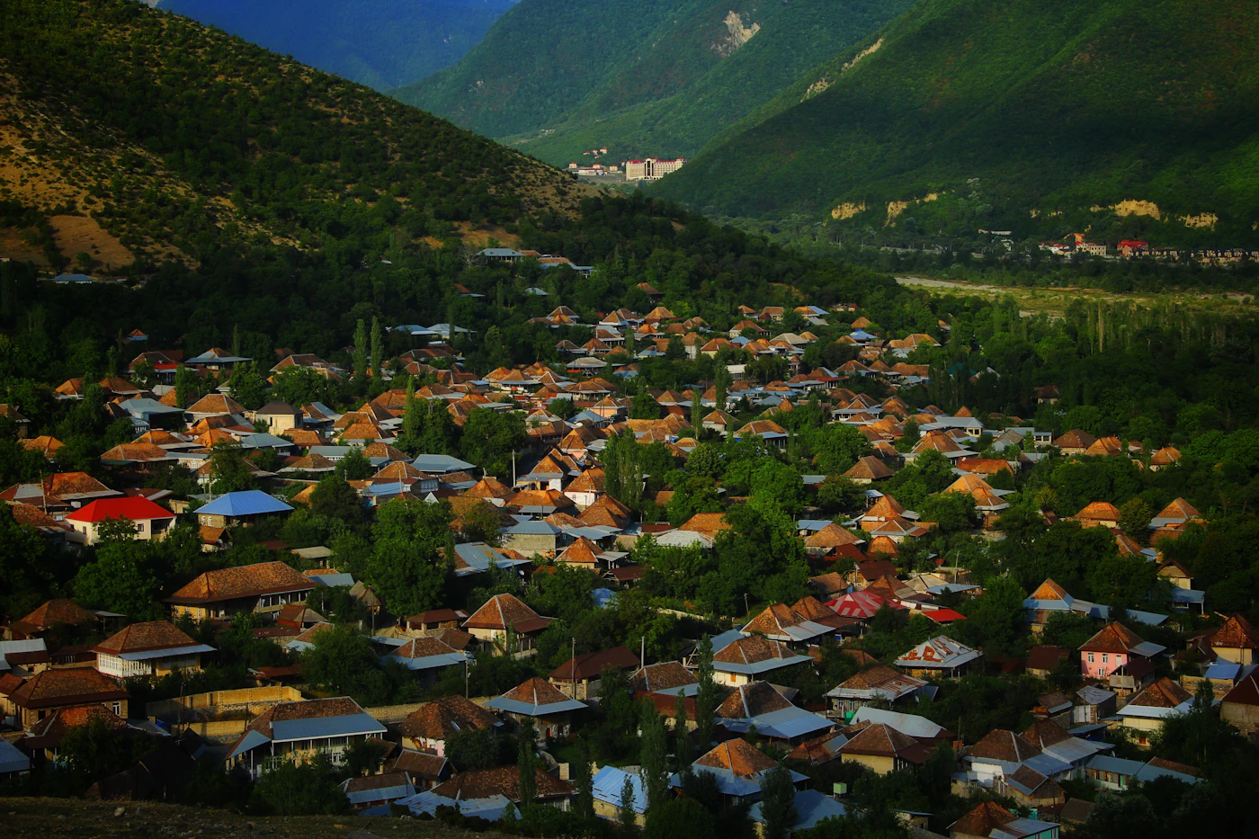 Azerbaycan Kafkasları'nda yeşil bir alanda dağ köyü evleri