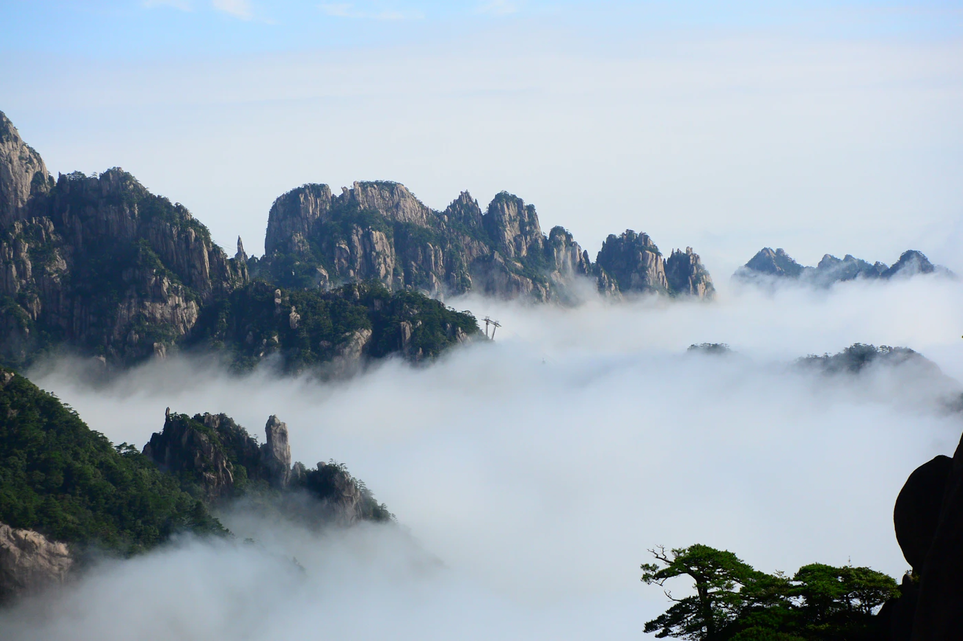 Chaîne de montagnes de Huangshan enveloppée dans le brouillard