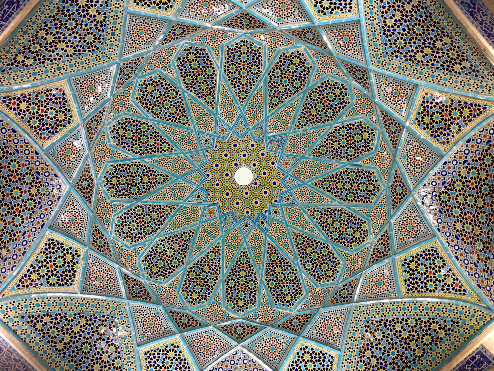 عمل فني هندسي تقليدي بالأزرق المخضر والذهبي