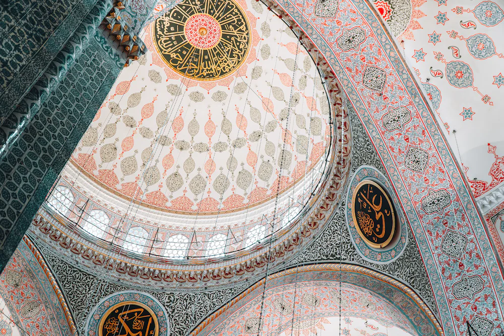 سقف مزخرف بتصاميم دقيقة