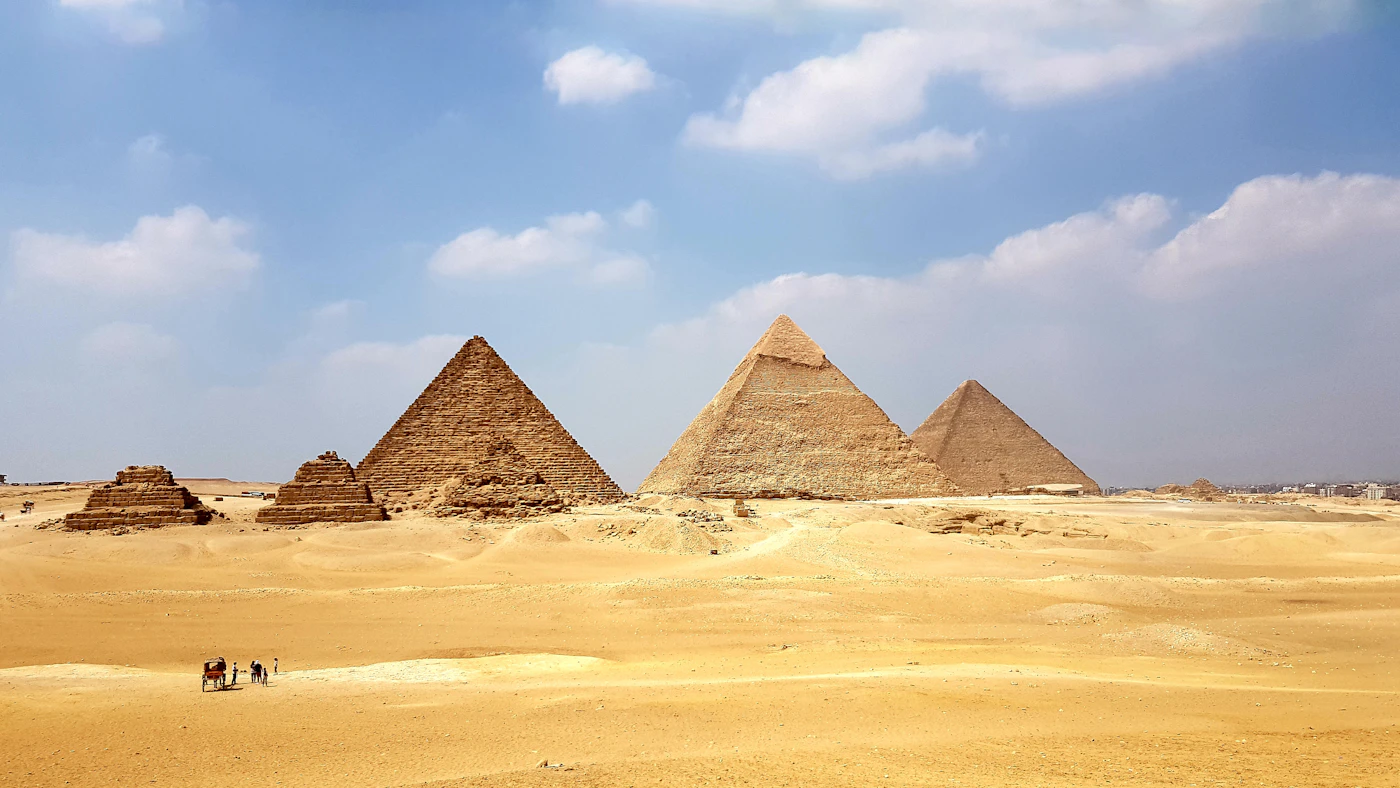 Piramidi di Giza sotto un cielo azzurro