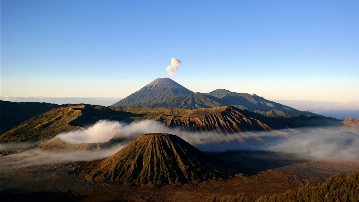 Volcan Bromo sous un ciel bleu
