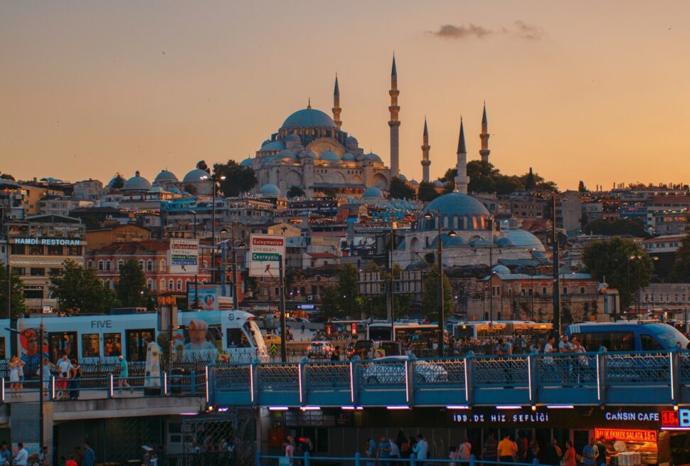 四日伊斯坦布尔之旅:清真寺、集市和博斯普鲁斯海峡 2 Süleymaniye Mosque rising above the Istanbul skyline