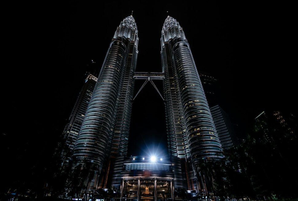 Gidi laufu kwa watu wa kwanza wa Kuala Lumpur: maeneo, chakula cha kila siku na mashtaka ya kazi ya kila siku 6 The Petronas Towers lit up at night in Kuala Lumpur