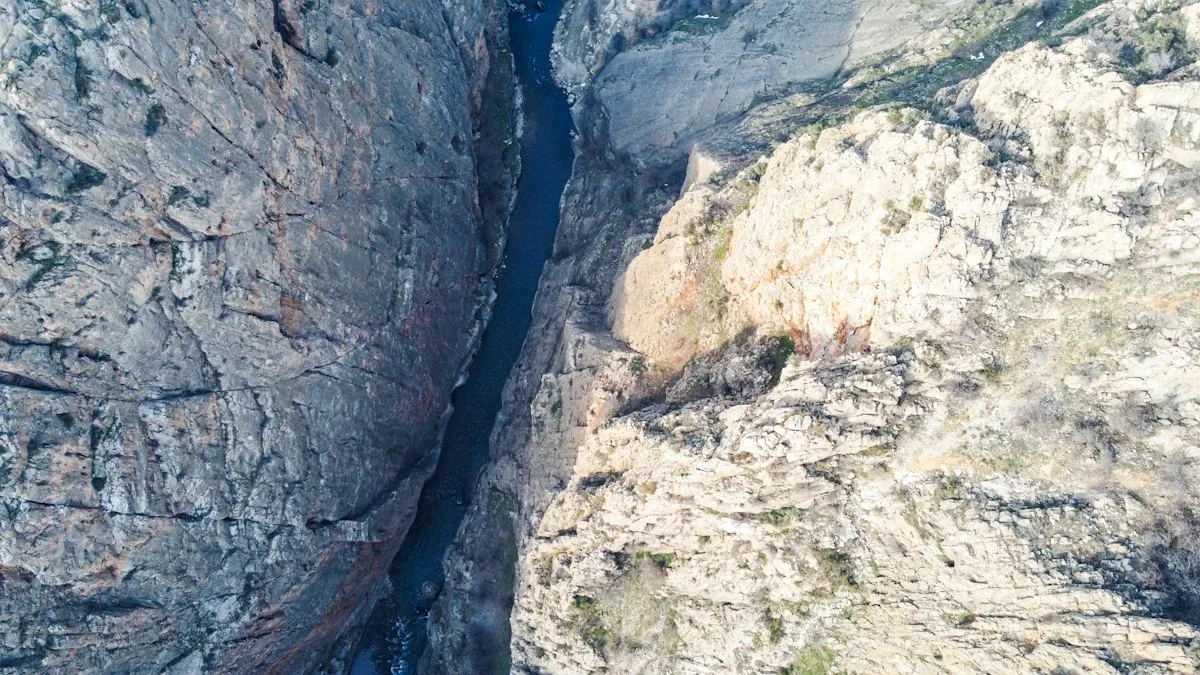 Fiume di montagna visto dall'alto