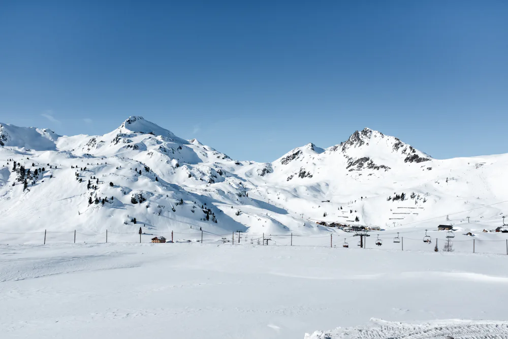 Gunung yang tertutup salju dengan jalur ski