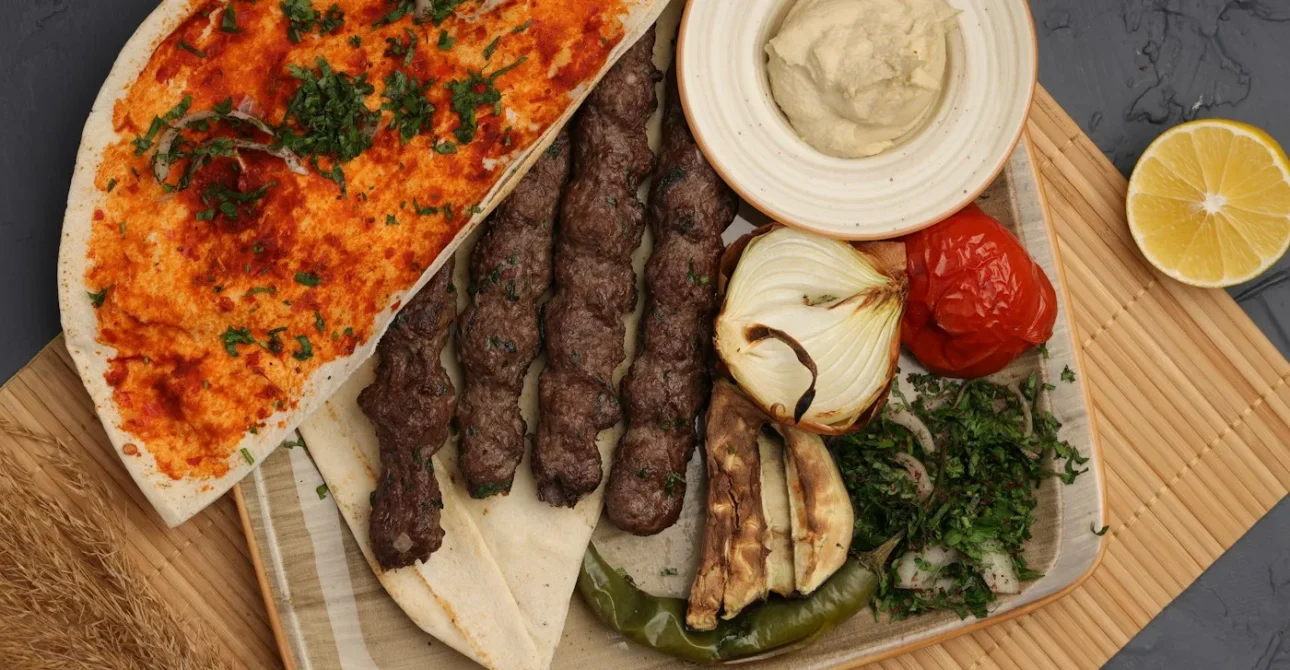 Grilled skewers with flatbread and vegetables
