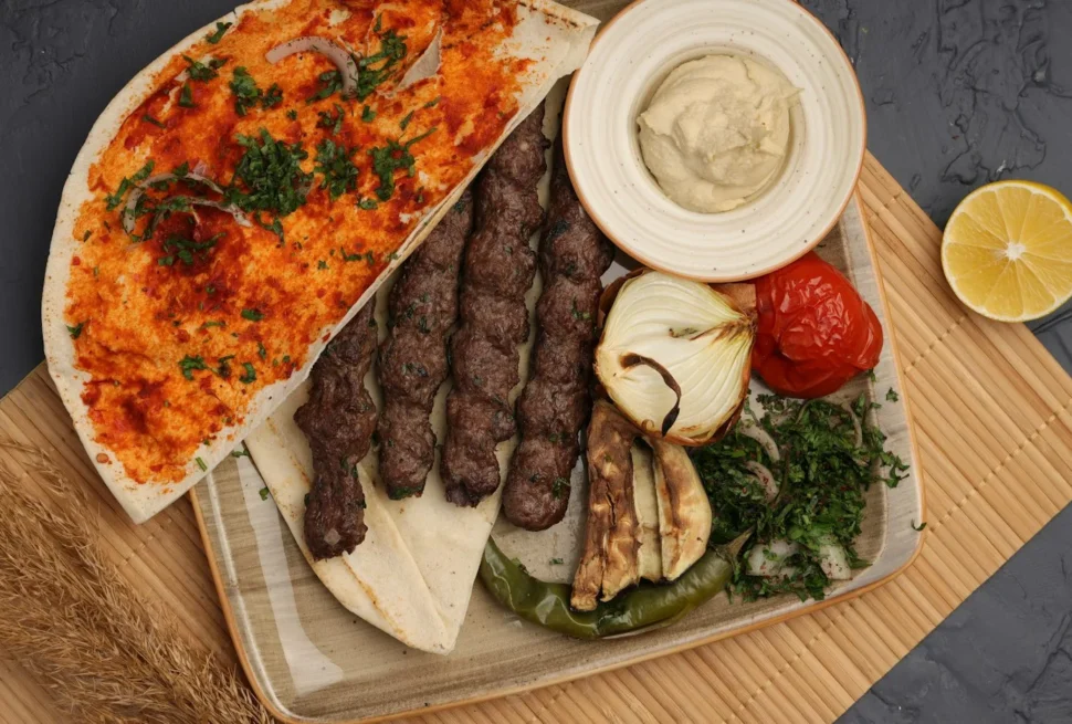 Grilled skewers with flatbread and vegetables
