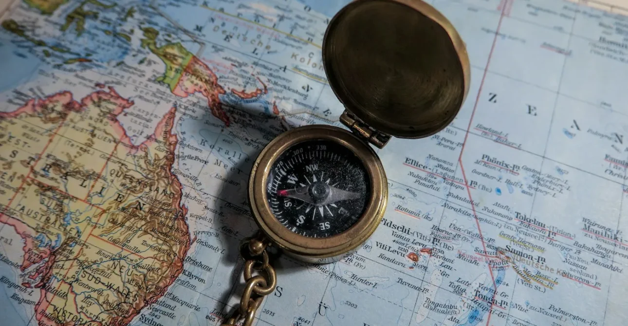 Sayohatni qanday rejalashtirish: boshlangʻich sayyohlar uchun 10 amaliy sayohat maslahatlari 1 Brass compass on a map for trip planning
