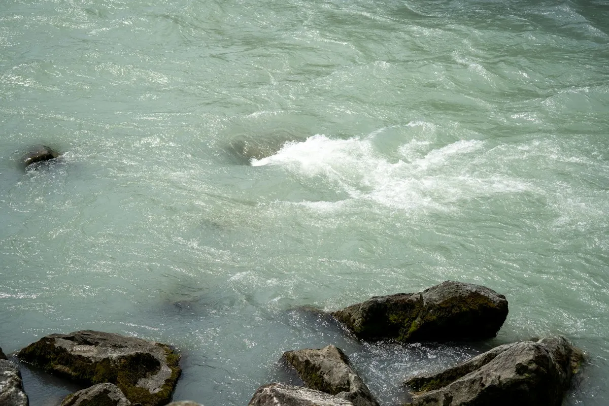 Fiume turchese che scorre sopra le rocce